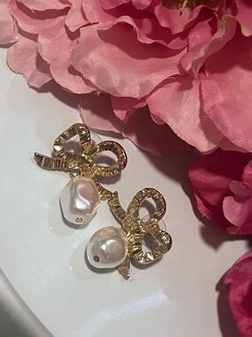 Gold bow pearl earrings